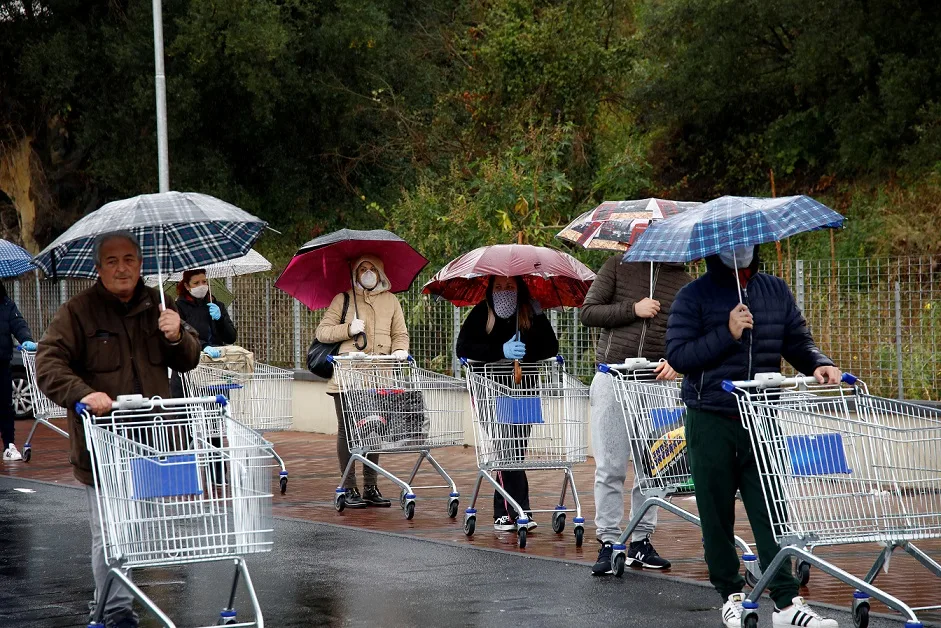 אנשים בדרכם לקניות בצל הקורונה בסיציליה