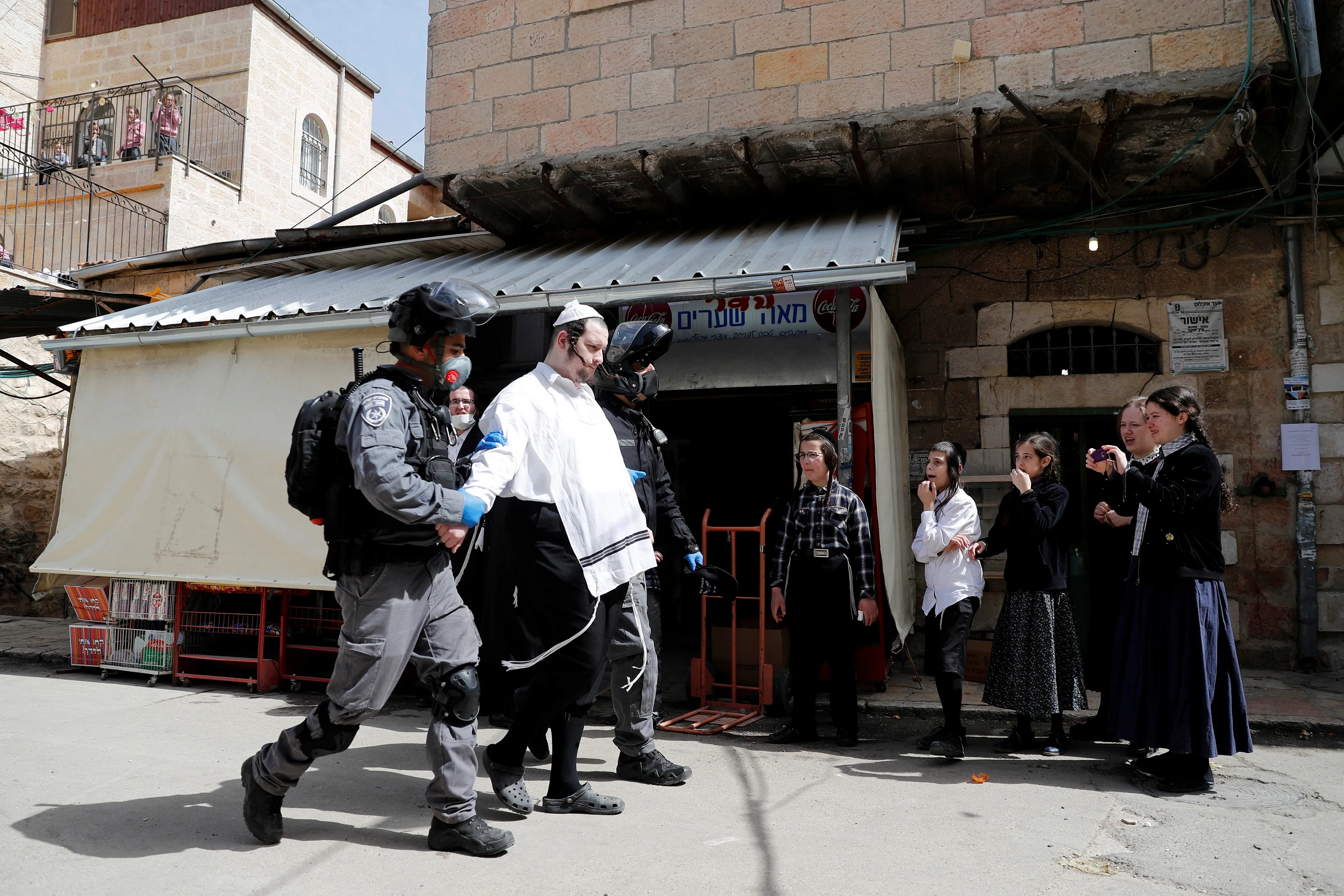 שוטרים עוצרים מפירי סדר בשכונת מאה ערים בירושלים