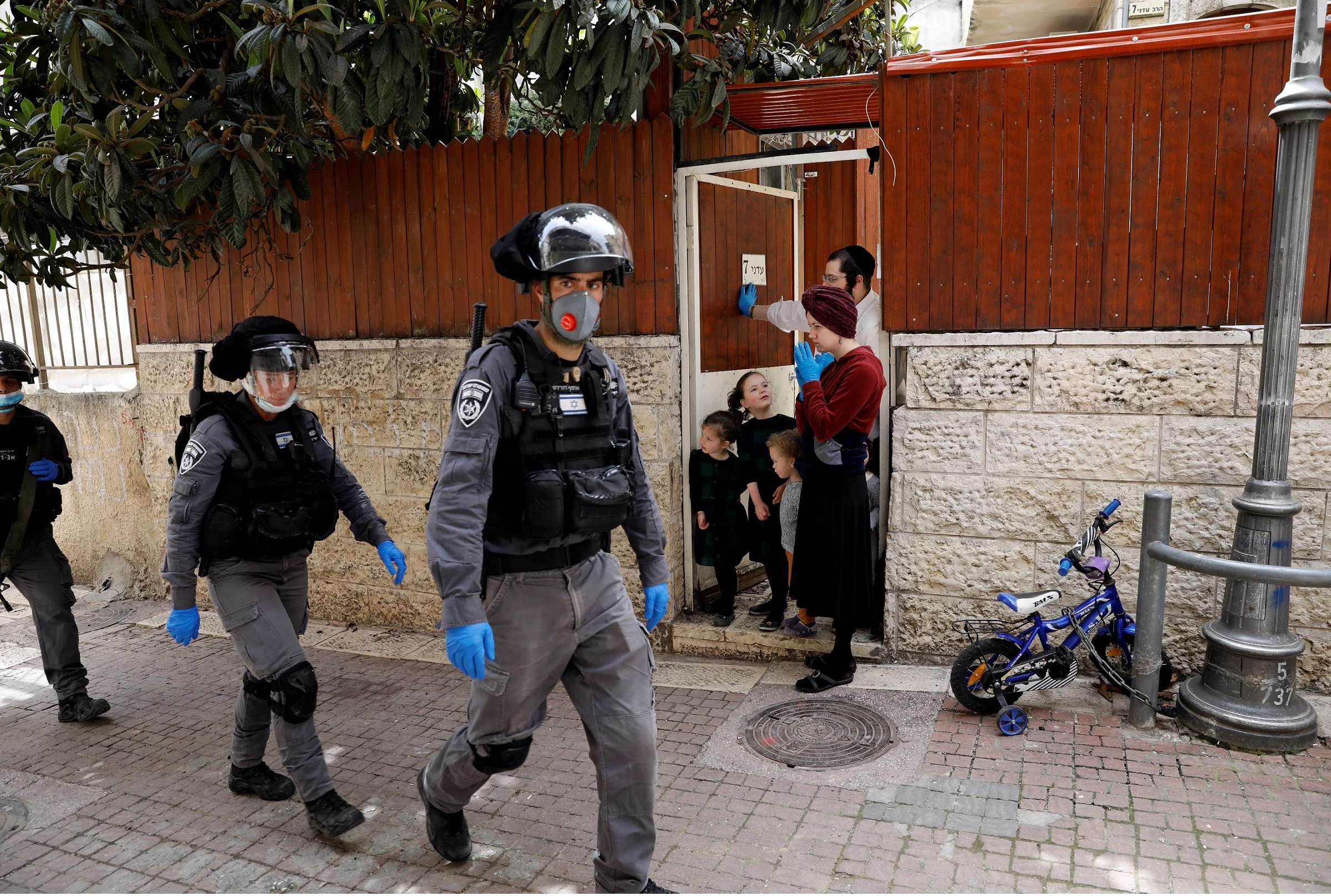 כוחות משטרה אוכפים את ההסגר בשכונת מאה שערים בירושלים