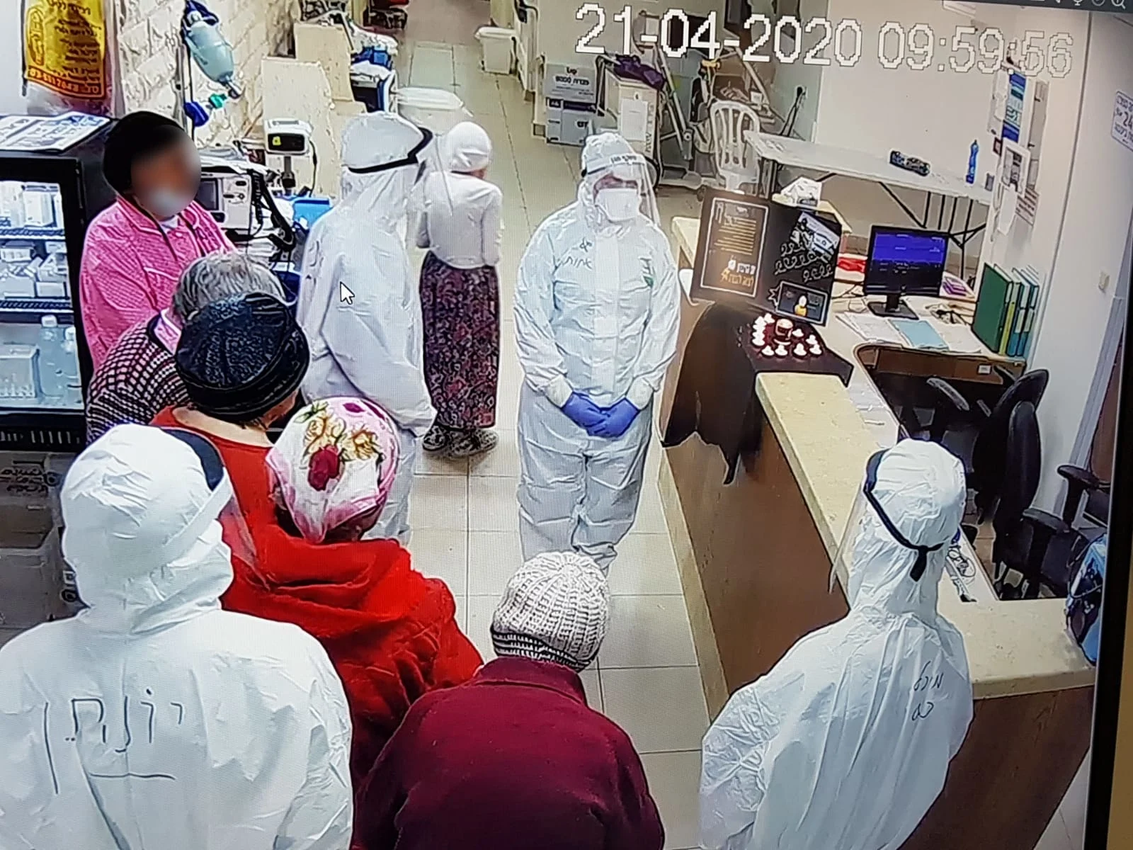 הצוות הרפואי והחולים בבית החולים לניאדו עומדים בצפירה