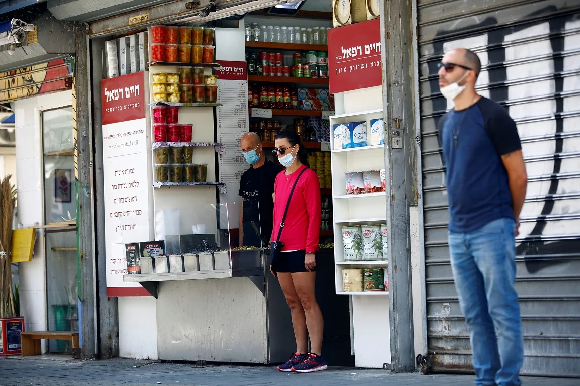 אזרחים ישראלים עומדים בצפירה ביום הזיכרון