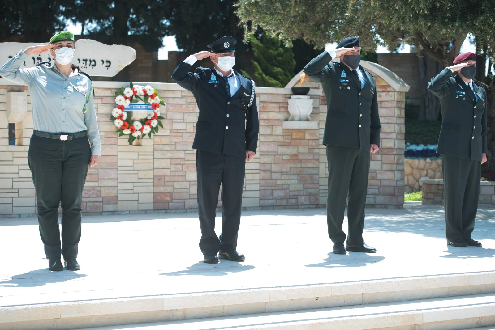 סגן הרמטכ''ל אלוף אייל זמיר וראש אגף המבצעים, אלוף אהרון חליוה בבית העלמין הצבאי קריית שאול