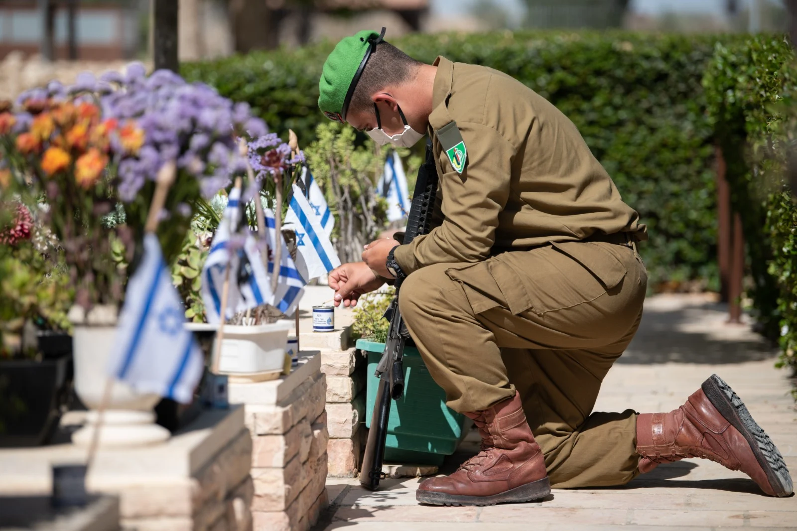 חייל מדליק נר זיכרון בבית העלמין הצבאי בבאר שבע