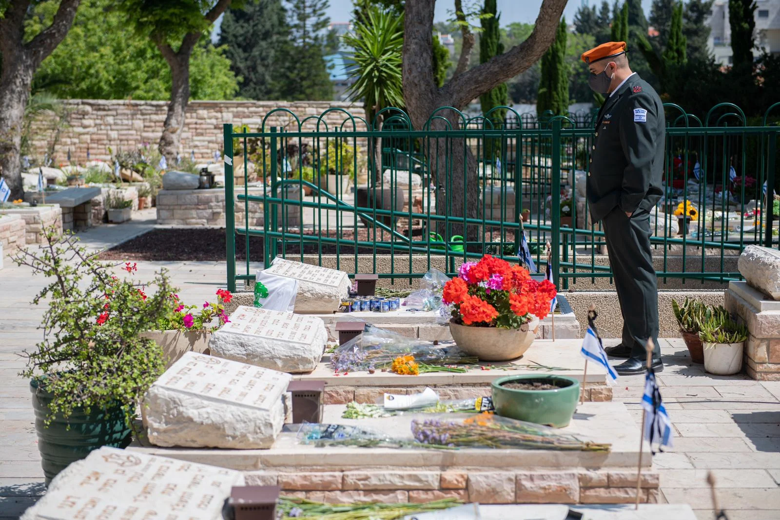 מפקד פיקוד העורף, אלוף תמיר ידעי, בבית העלמין הצבאי ברעננה