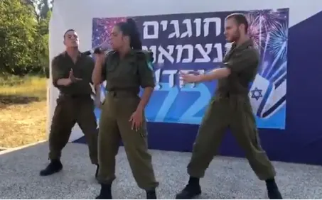נועה קירל ושני רקדנים צבאיים