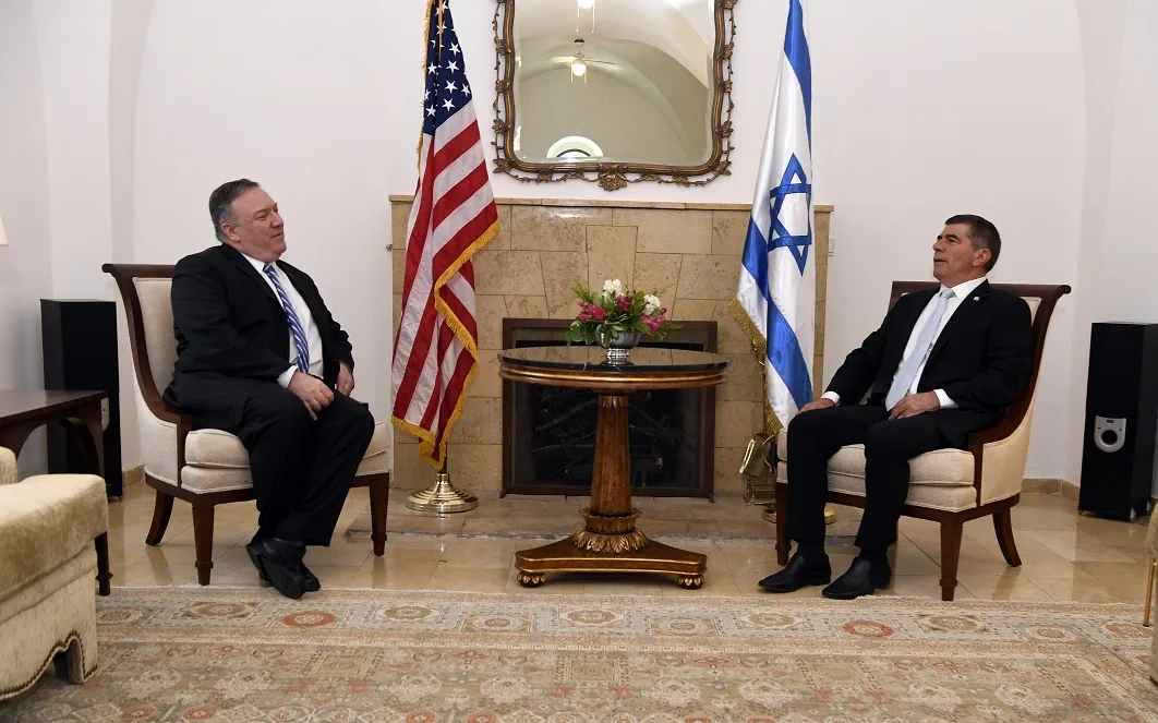 שר החוץ האמריקני מייק פומפאו בפגישתו עם בכיר כחול לבן גבי אשכנזי