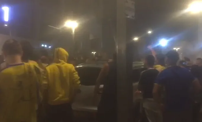 אוהדי מכבי ת''א מתקהלים מחוץ לבלומפילד לאחר הניצחון במשחק העונה
