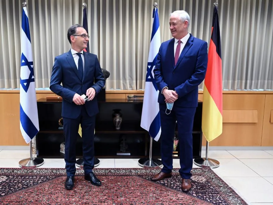 שר הביטחון בני גנץ בפגישה עם שר החוץ הגרמני הייקו מאס