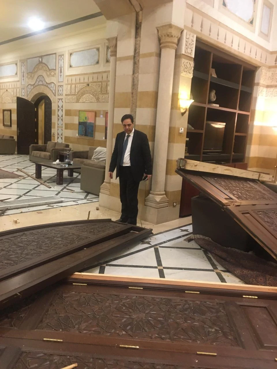 ראש ממשלת לבנון לצד ההרס שנגרם במשרדו בשל הפיצוץ