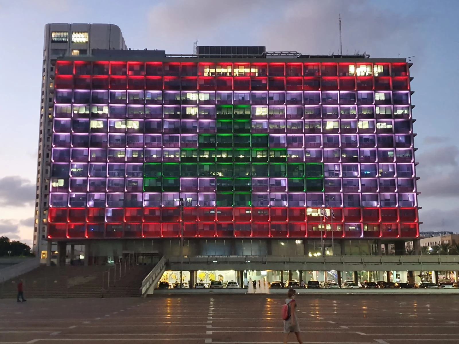 דגל לבנון על בניין עיריית תל אביב
