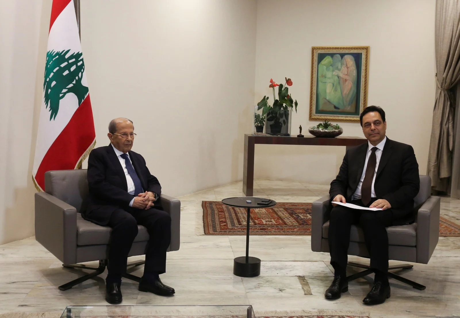 חסן דיאב מגיש את מכתב התפטרותו מראשות הממשלה לנשיא לבנון