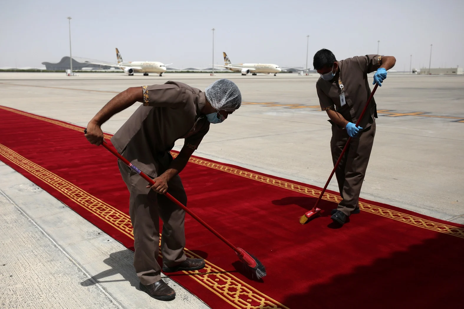 הכנות אחרונות בנמל התעופה באדו דאבי, בירת איחוד האמירויות, לקראת נחיתת מטוס אל-על
