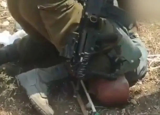 קצין תועד מצמיד ברכו לצוואר של פלסטיני