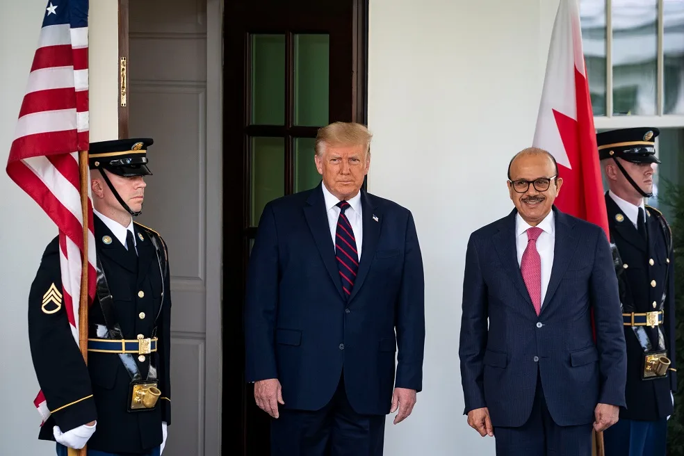 נשיא ארצות הברית דונלד טראמפ עם שר החוץ של בחריין, עבד אל-לטיף אל-זיאני
