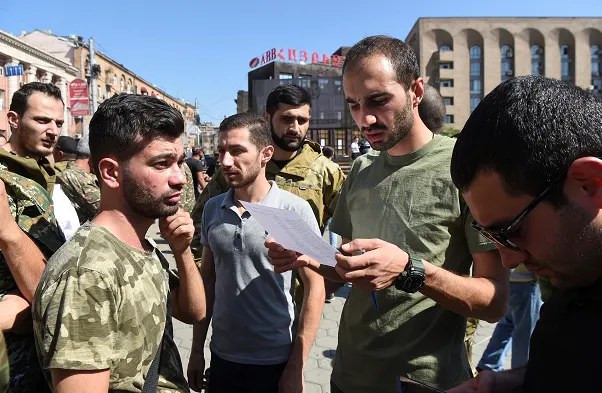 מתגייסים ארמנים מתאספים בבירה ירוואן לאחר שהוכרז ממשל צבאי בשל פרוץ הקרבות נגד אזרבייג'ן בנגורנו קרבאך