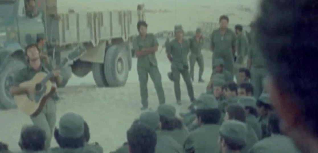 השחקן חיים טופול מופיע בפני חיילי מילואים בזמן מלחמת יום הכיפורים