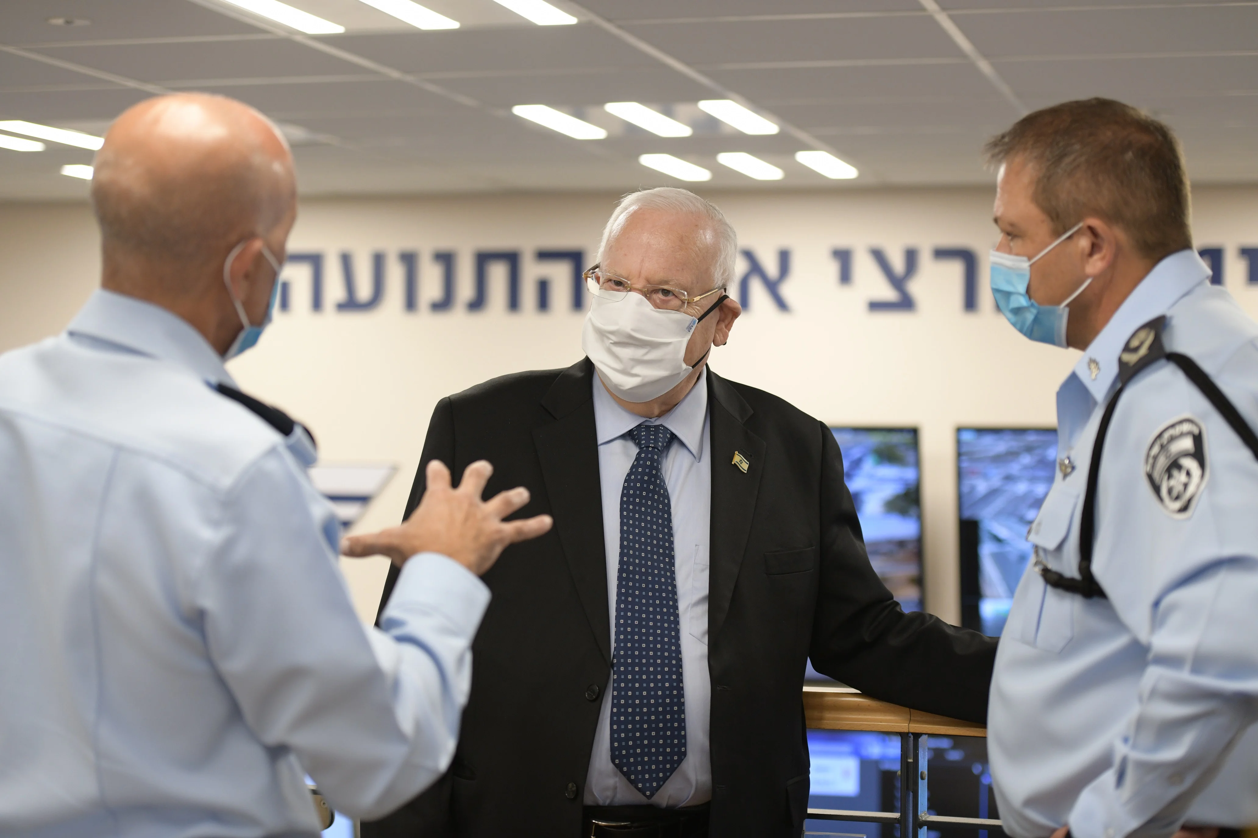 נשיא המדינה ראובן ריבלין מבקר במרכז השליטה של משטרת ישראל