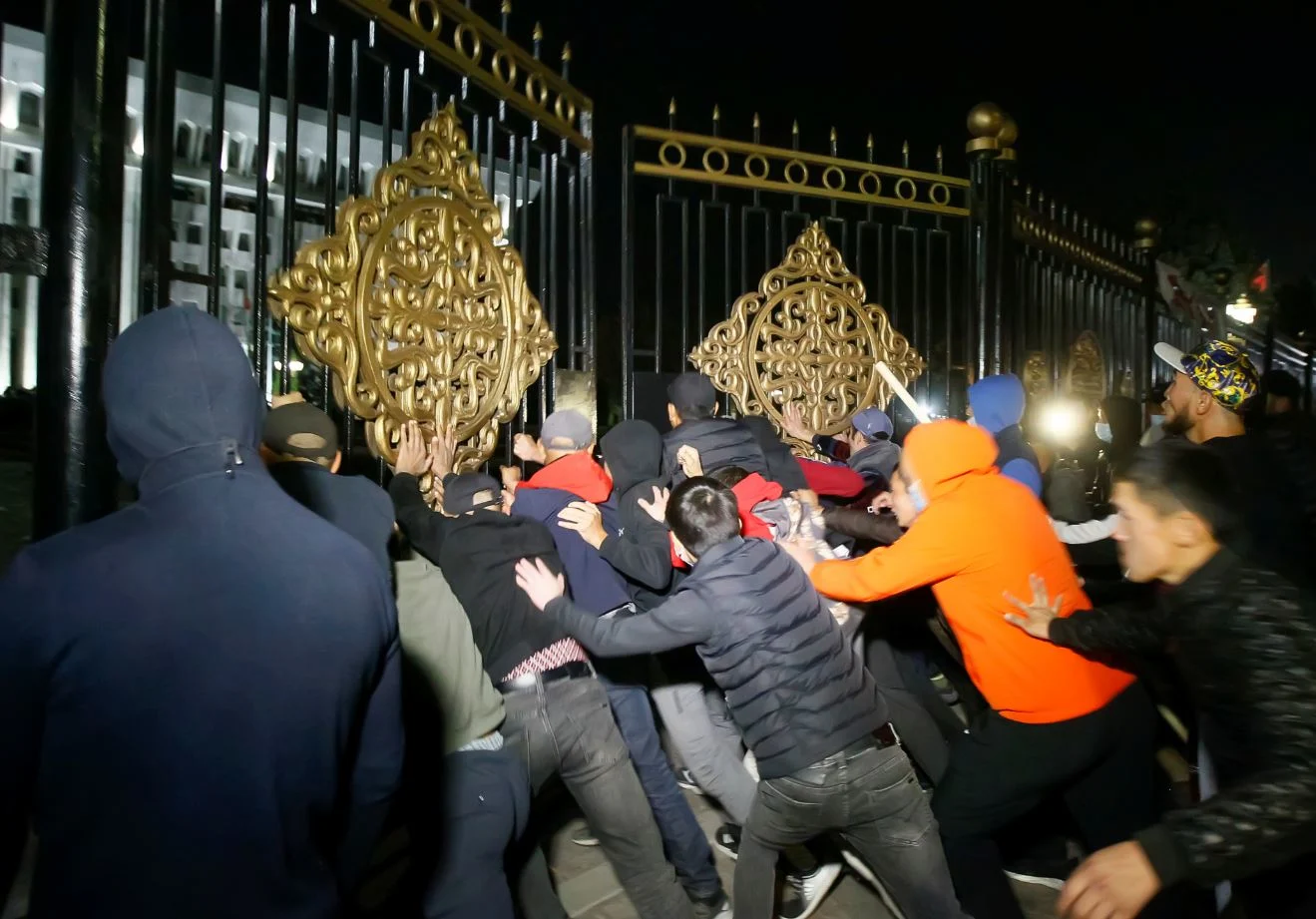 מחאות בקירגיזסטן: פריצה לבניין הפרלמנט