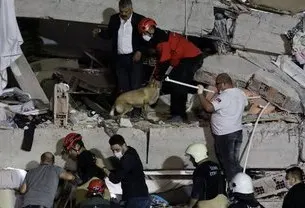 חילוץ נפגעים ברעידת האדמה באיזמיר