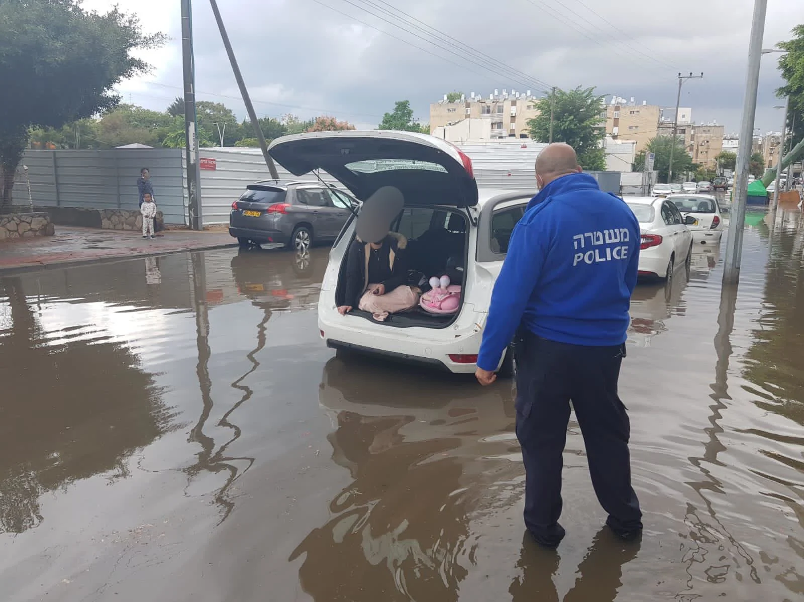 חילוץ תושבי אשדוד מכלי רכב שהוצף