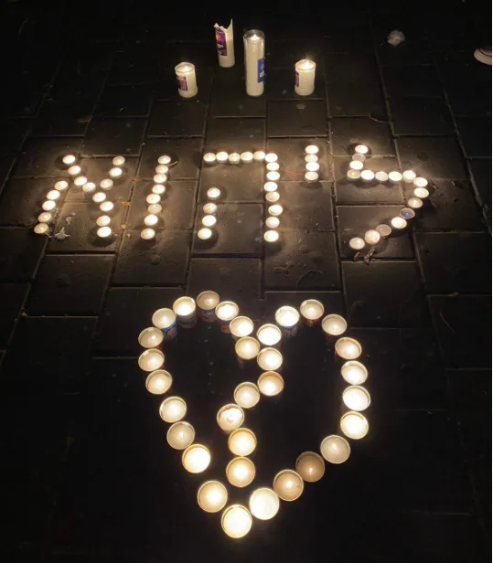 נרות שהודלקו לזכר ליהוא בן-בסה, שנהרג בהתרסקות המטוס בנגב