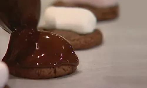 עוגיות שוקולד עם הפתעת קרמבו