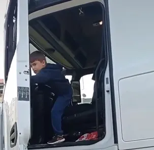 ילד קטן נוהג על משאית
