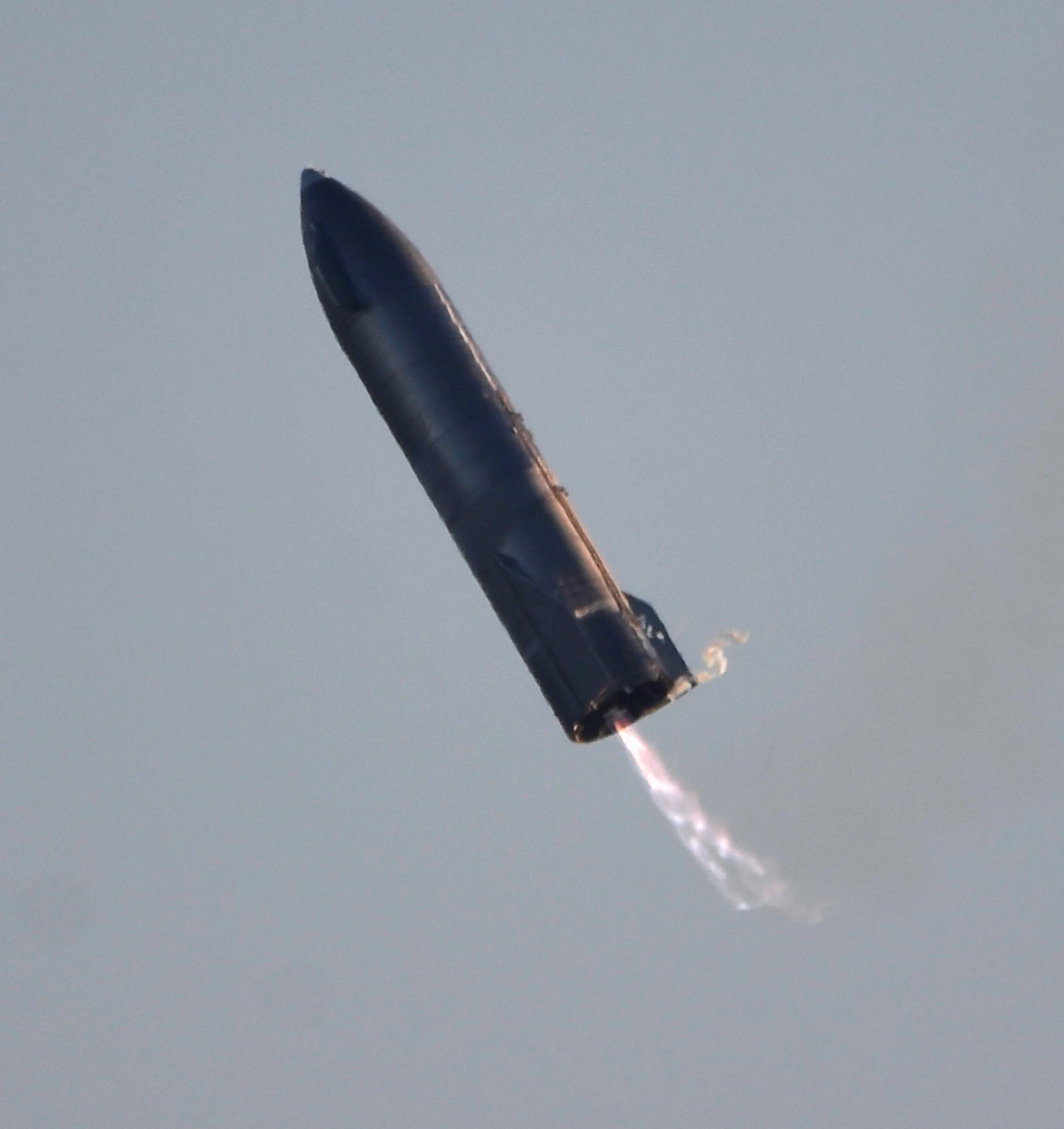 טיל מדגם Starship SN8 באוויר, דקות לפני שהתפוצץ במהלך ניסוי בעת שפגע בקרקע