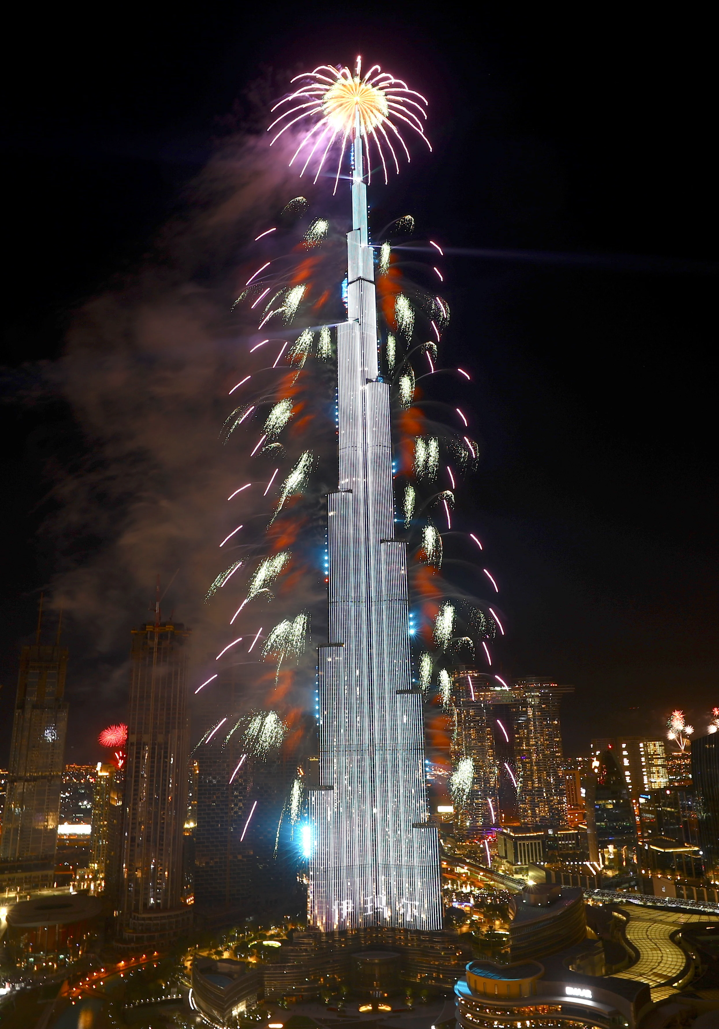 מופע זיקוקים לשנה האזרחית החדשה בברוג' חליפה שבדובאי