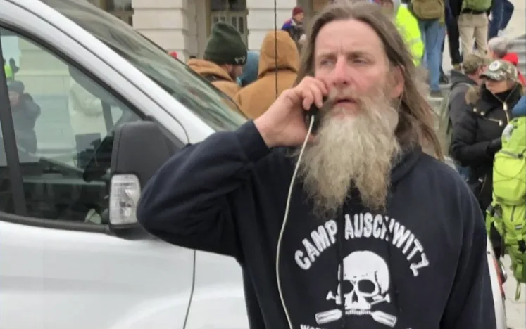 פעיל ימין קיצוני אמריקני שלובש חולצה עם הכיתוב ''מחנה אושוויץ''