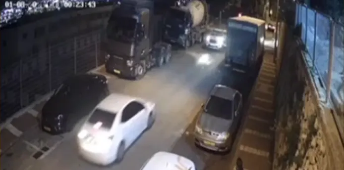 תיעוד הרכב החשוד בניסיון דריסת שוטרים בחיפה נוסע לאחור נגד התנועה