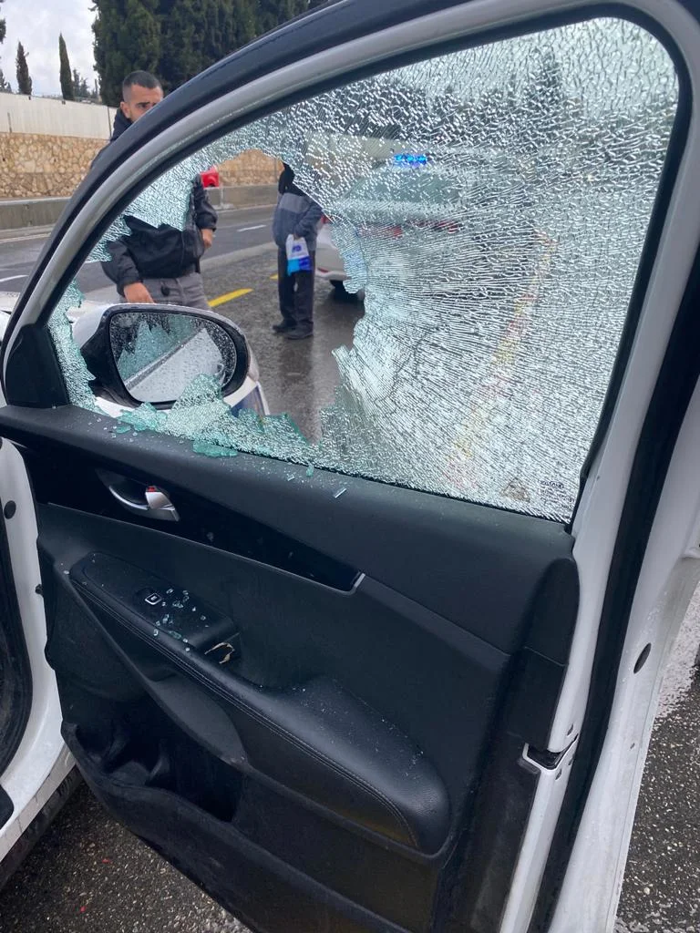 אבן שהושלכה לעבר מכונית משטרה וגרמה לנזק והובילה לפציעתו בראש של שוטר