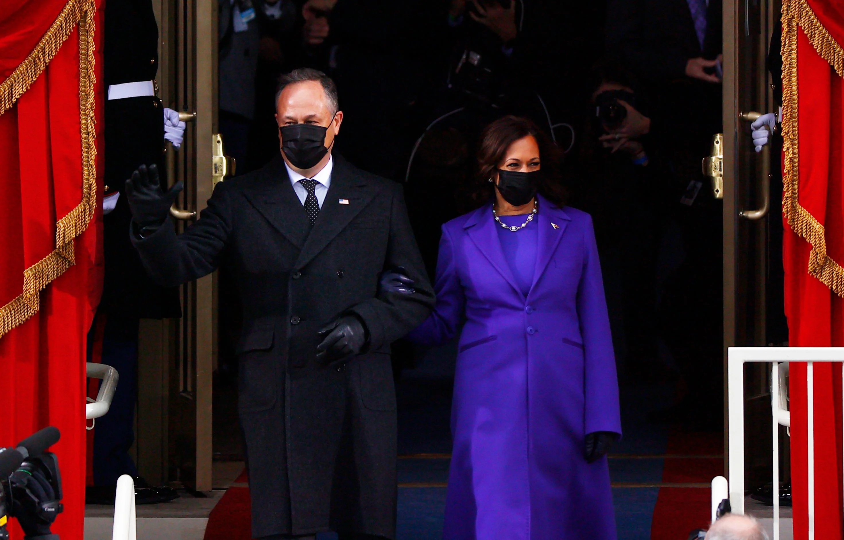 סגנית נשיא ארצות הברית קמלה האריס ובעלה דאגלס אמהוף בטקס ההשבעה