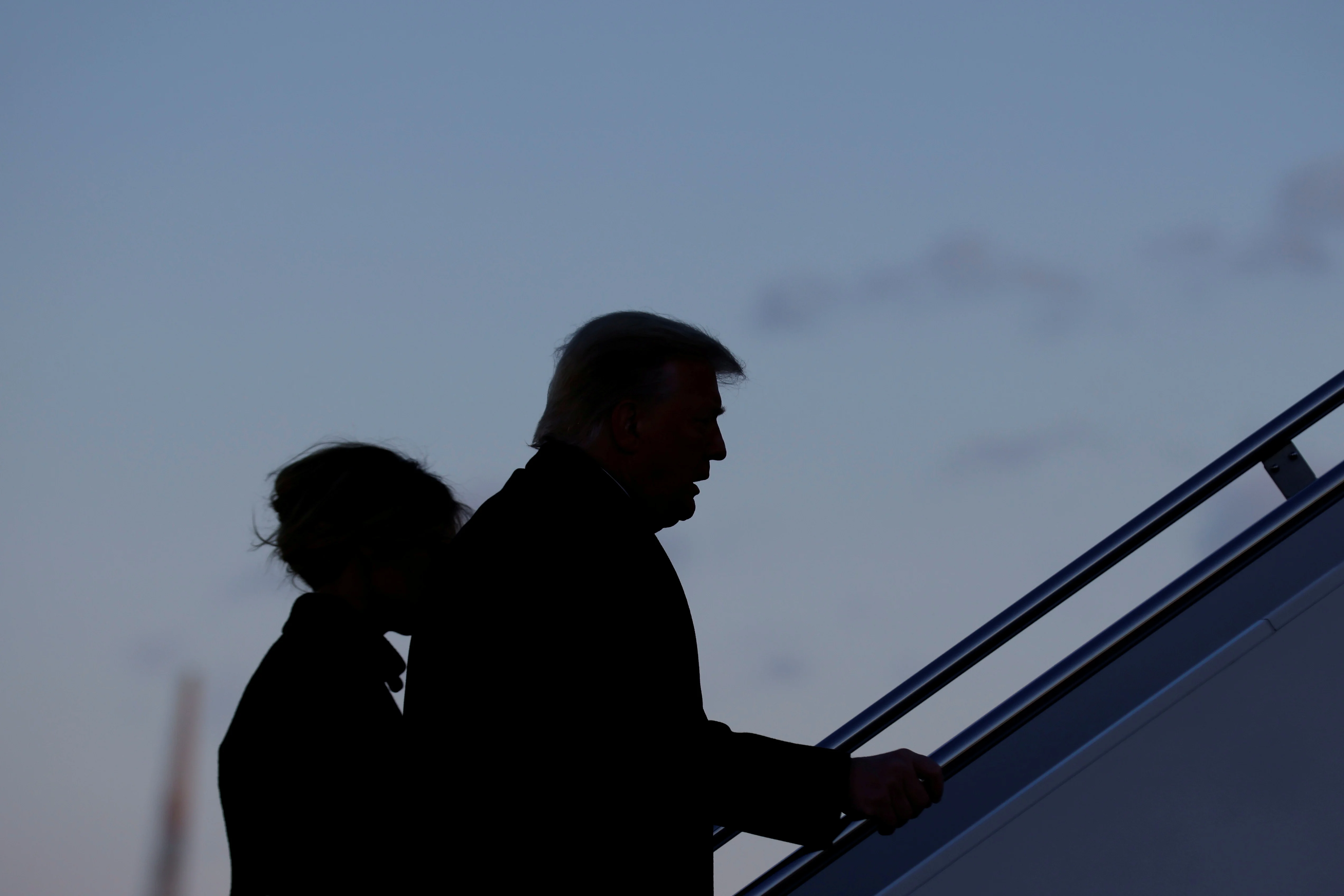 דונלד ומלאניה טראמפ עוזבים את הבית הלבן