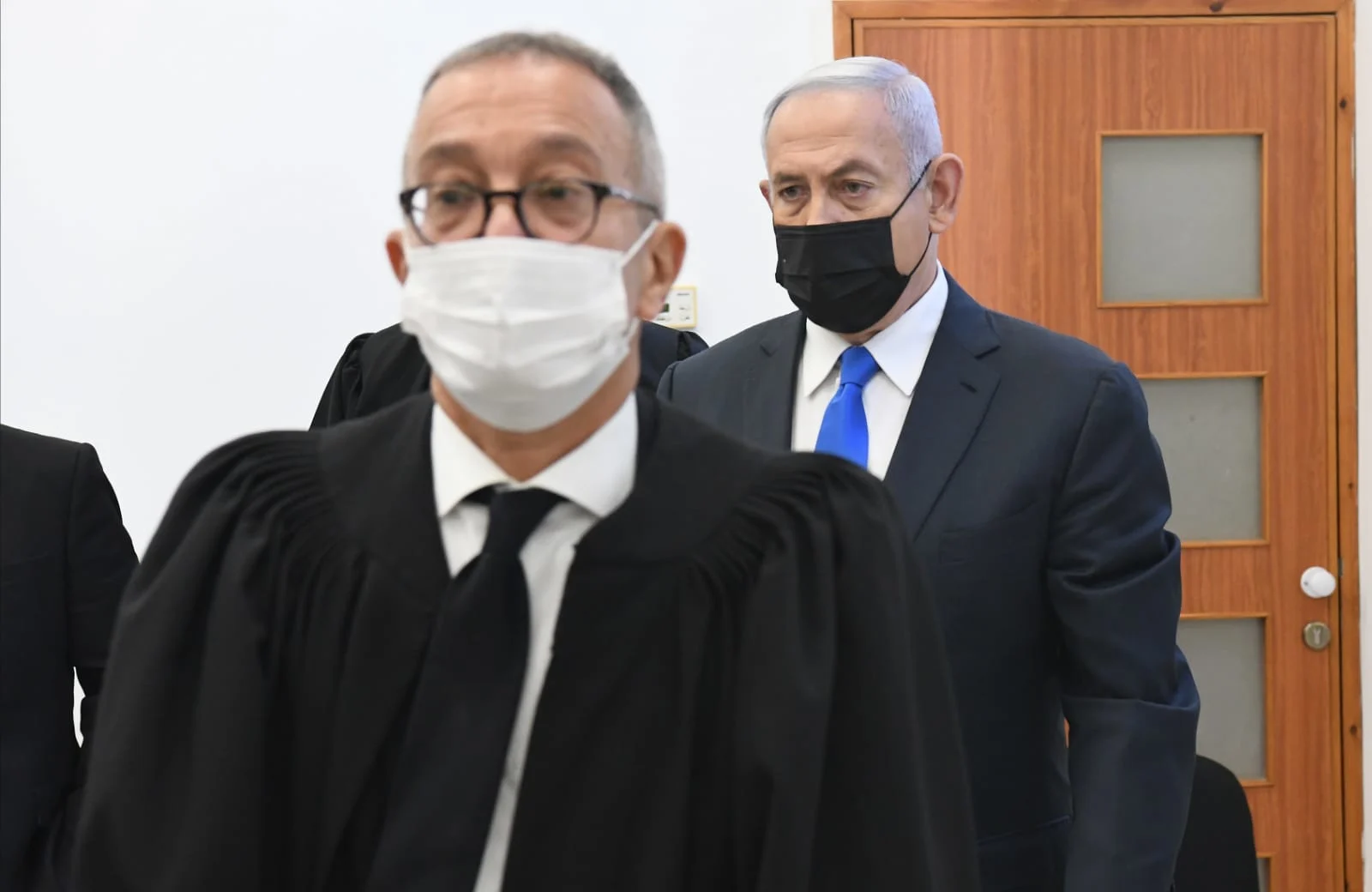 ראש הממשלה בנימין נתניהו עם עורך דינו בועז בן צור באולם בית המשפט