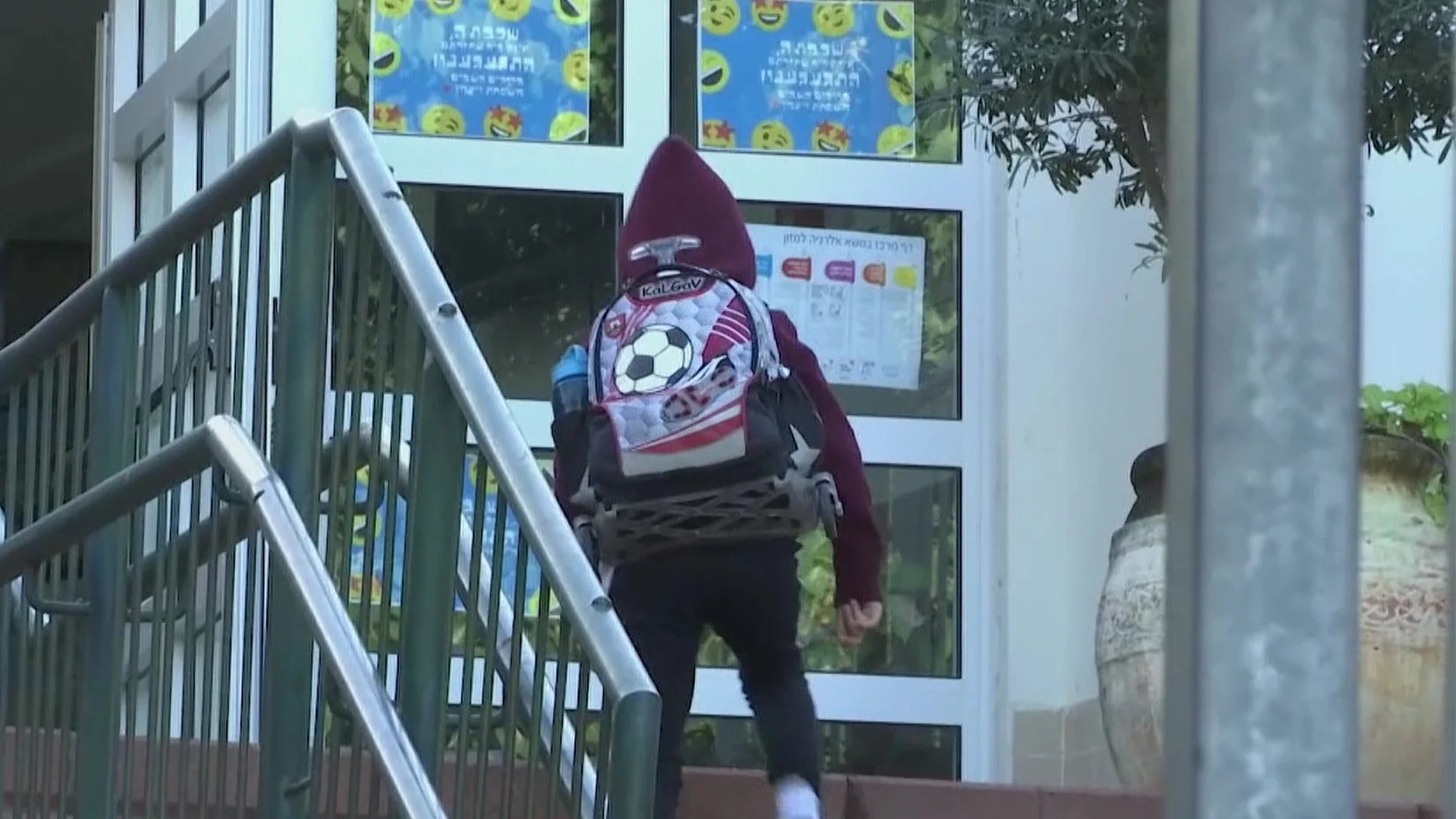 ילד עולה במדרגות בית הספר