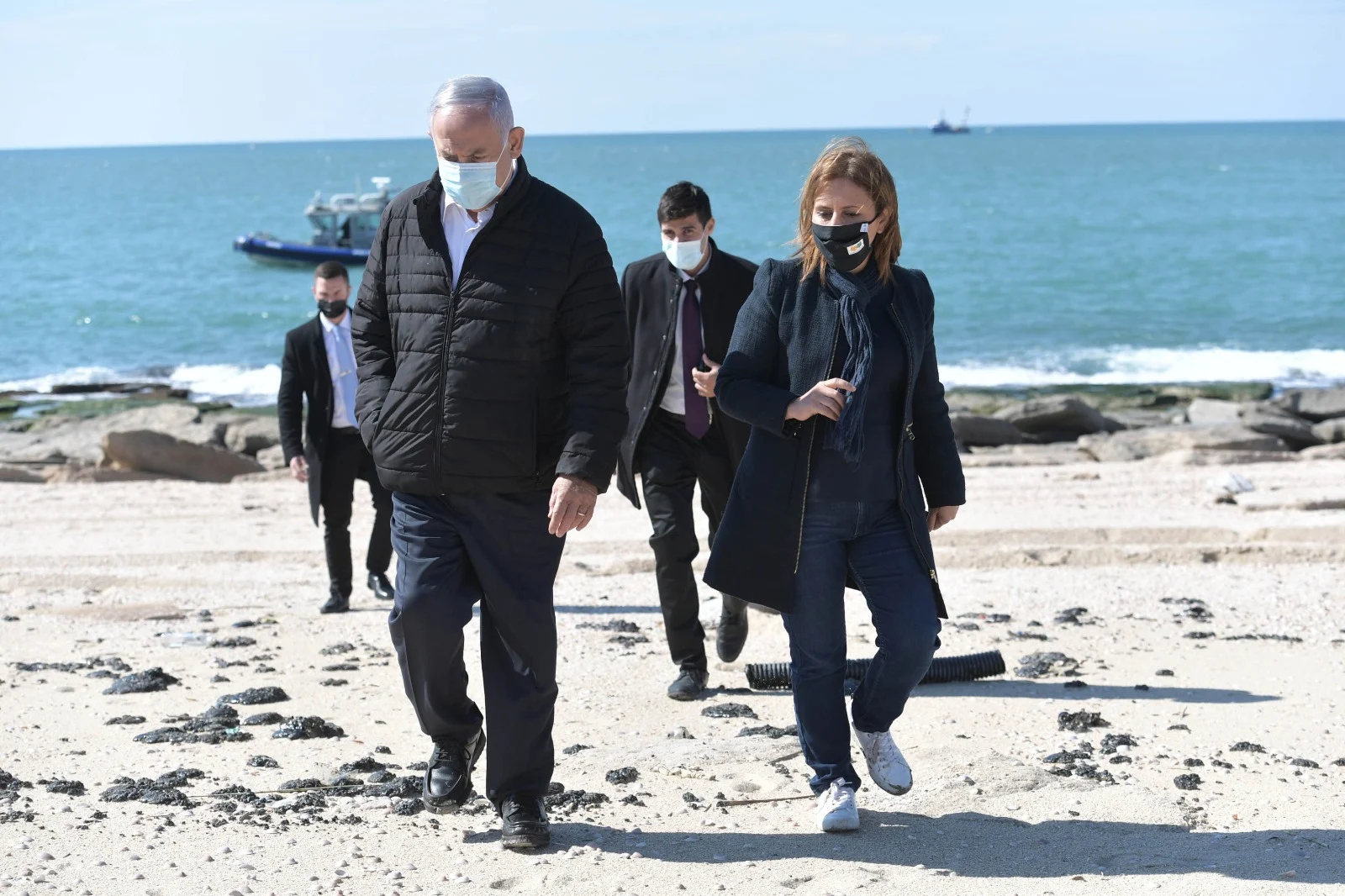 ראש הממשלה בנימין נתניהו והשרה להגנת הסביבה גילה גמליאל במהלך סיור בחוף הים באשדוד