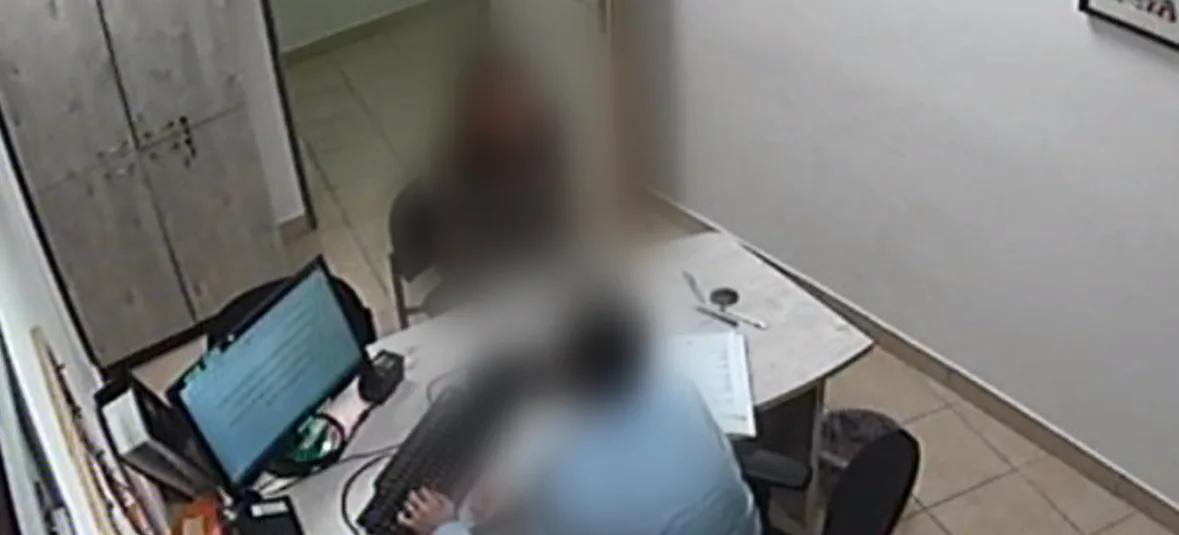 החשוד במהלך חקירתו בתחנת משטרת אשדוד