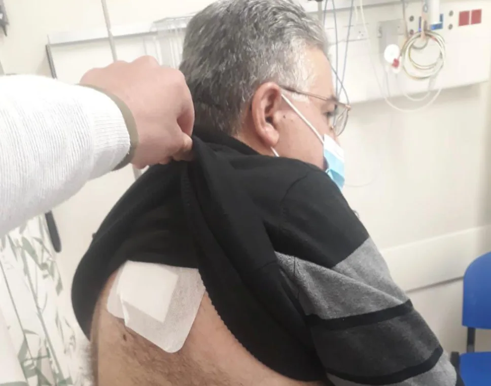 חבר הכנסת יוסף ג'בארין בטיפול לאחר שחטף רימון הלם בגבו