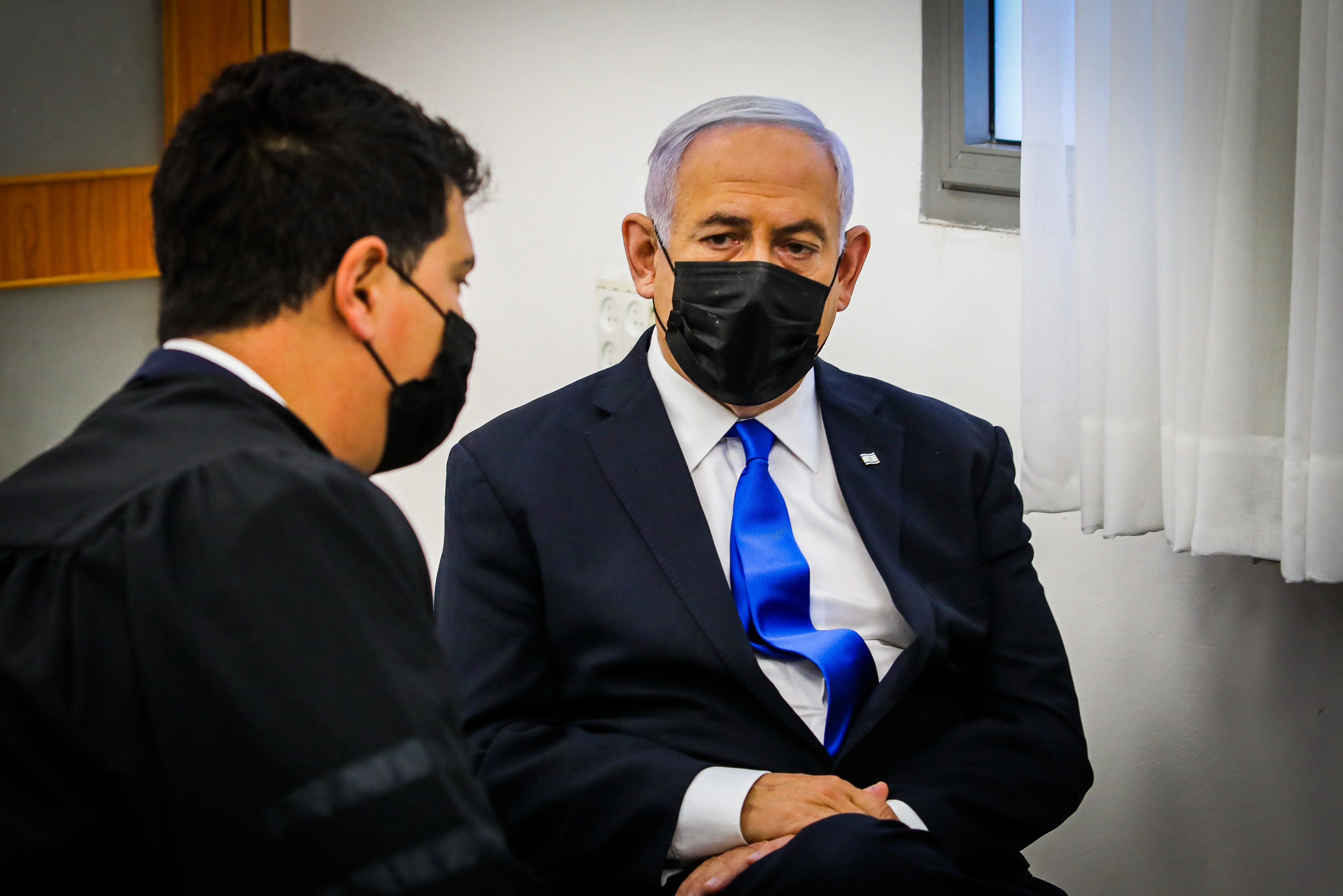 ראש הממשלה בנימין נתניהו יושב באולם בית המשפט המחוזי בירושלים