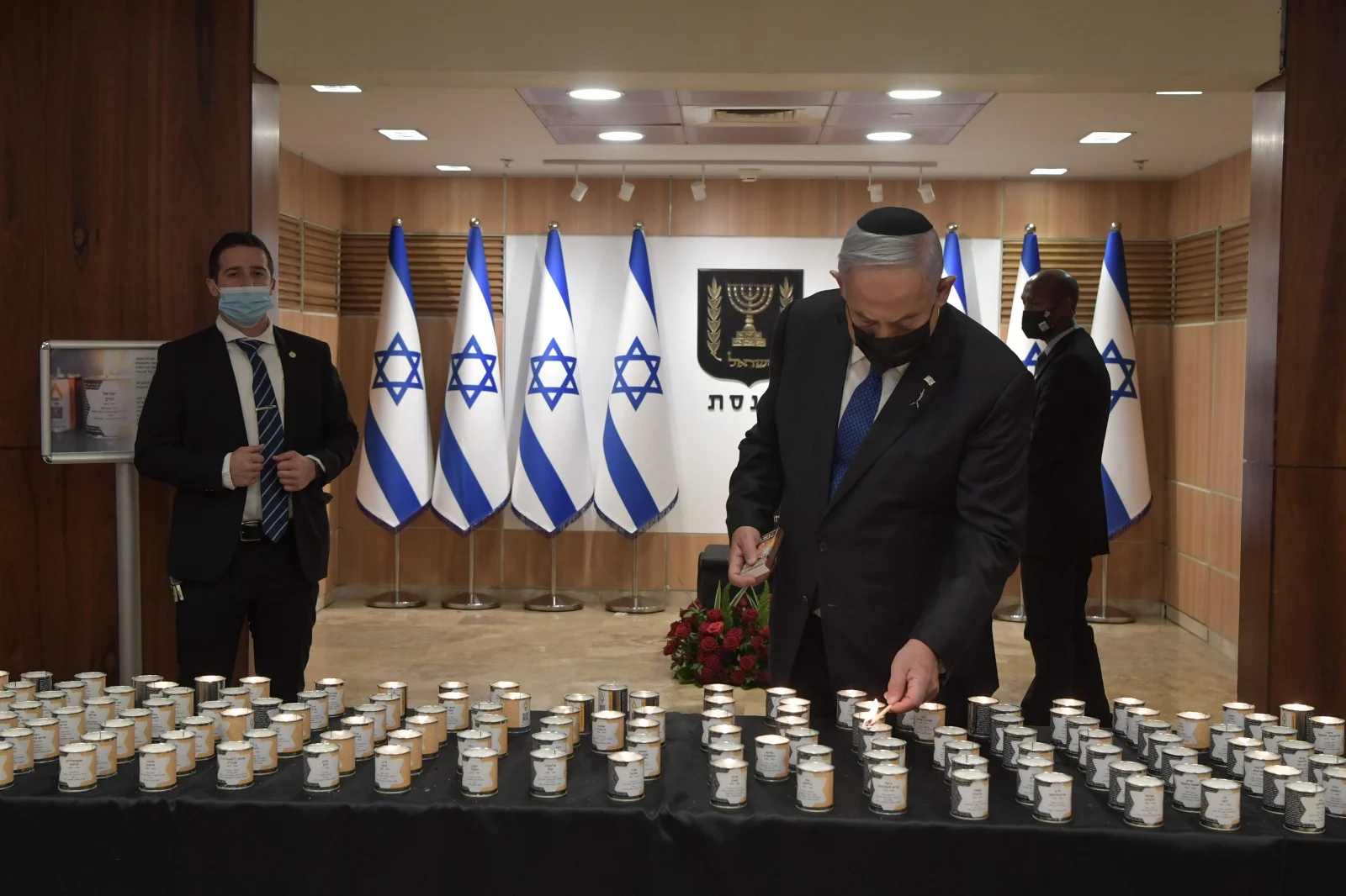 ראש הממשלה בנימין נתניהו בהדלקת נר זיכרון בכנסת, טרם פתיחת הטקס ''לכל איש יש שם''