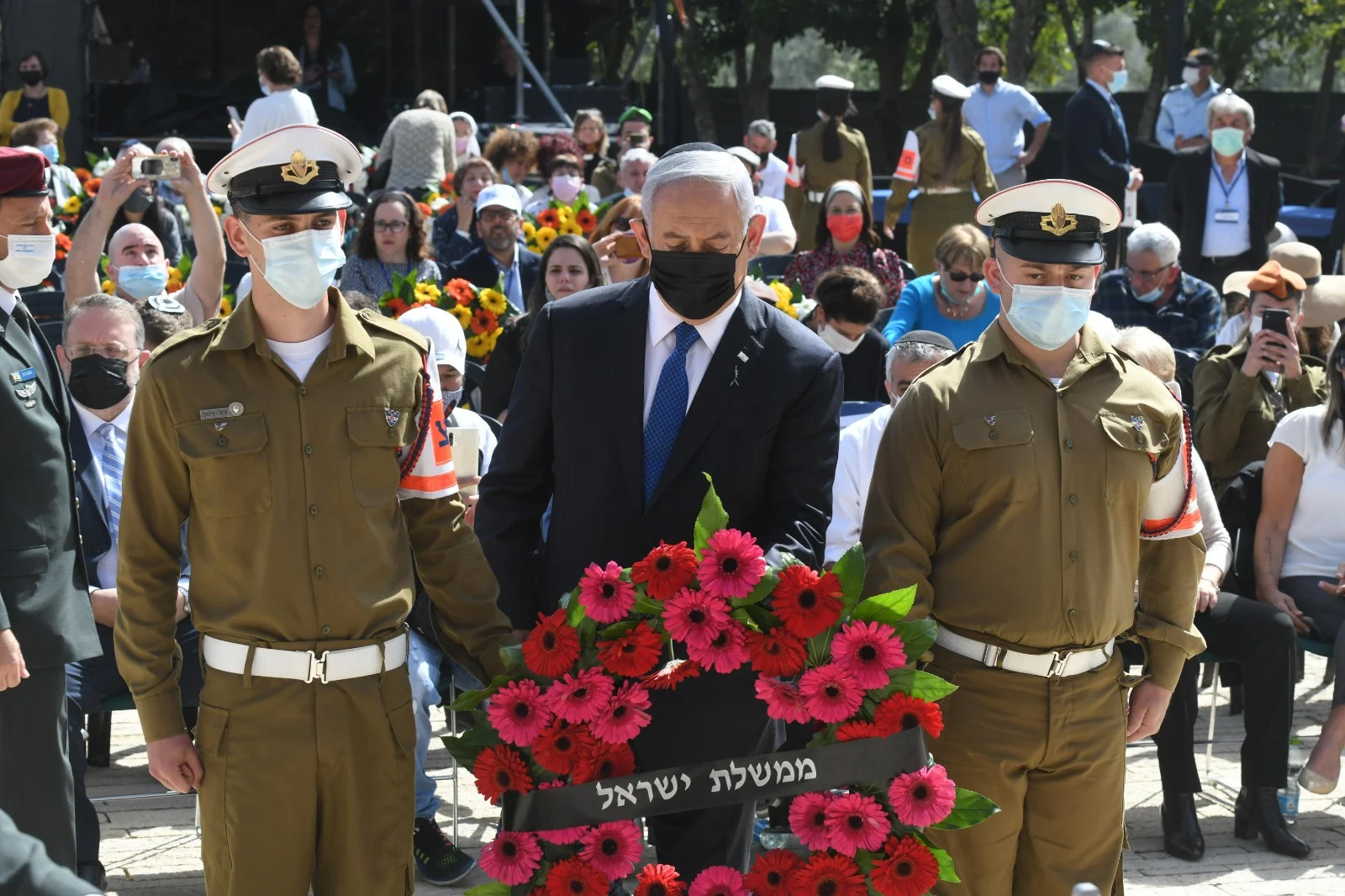 ראש הממשלה בנימין נתניהו בטקס הנחת הזרים ליום הזיכרון לשואה ולגבורה ביד ושם