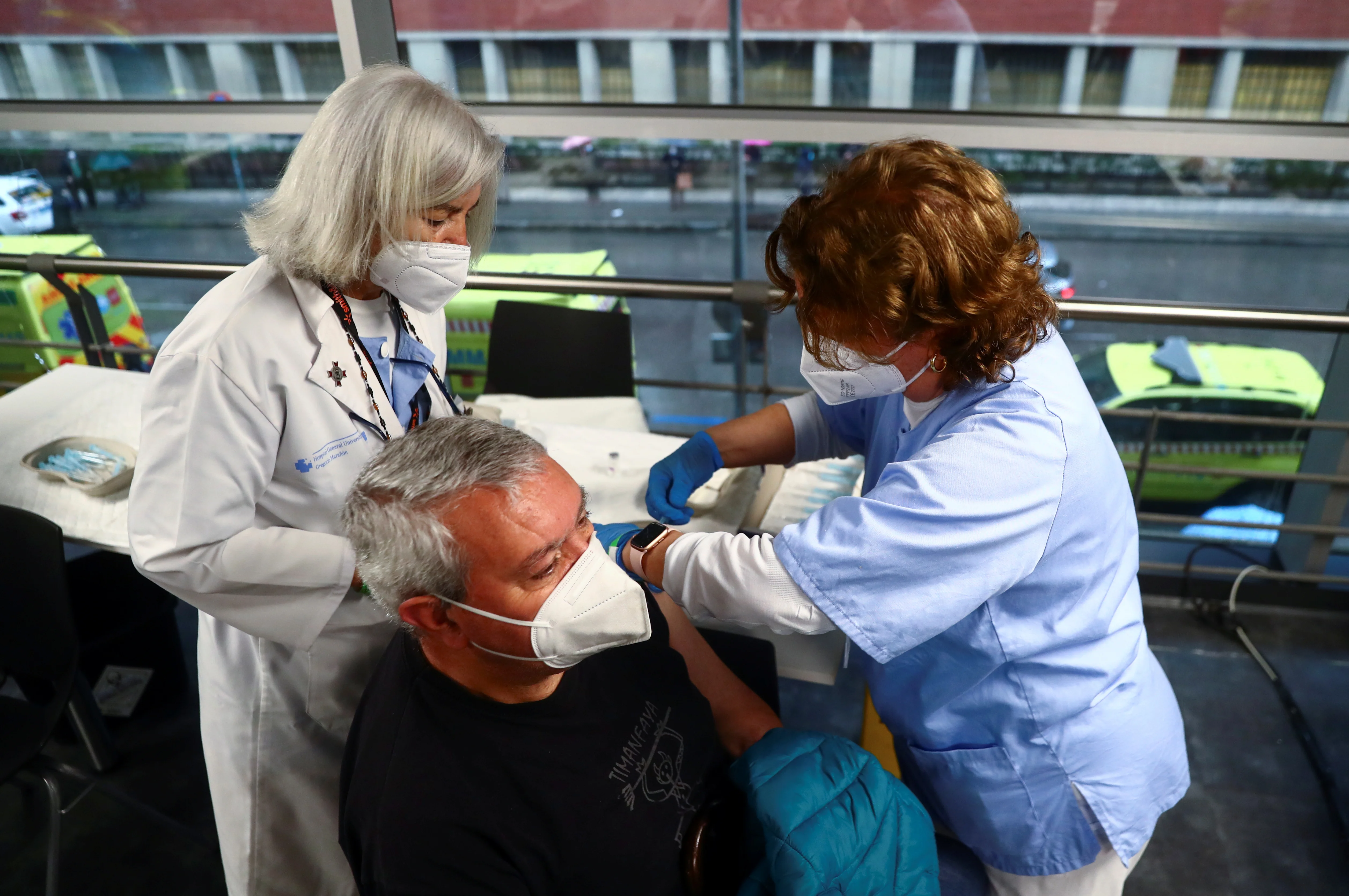 אדם מקבל חיסון נגד הקורונה במדריד