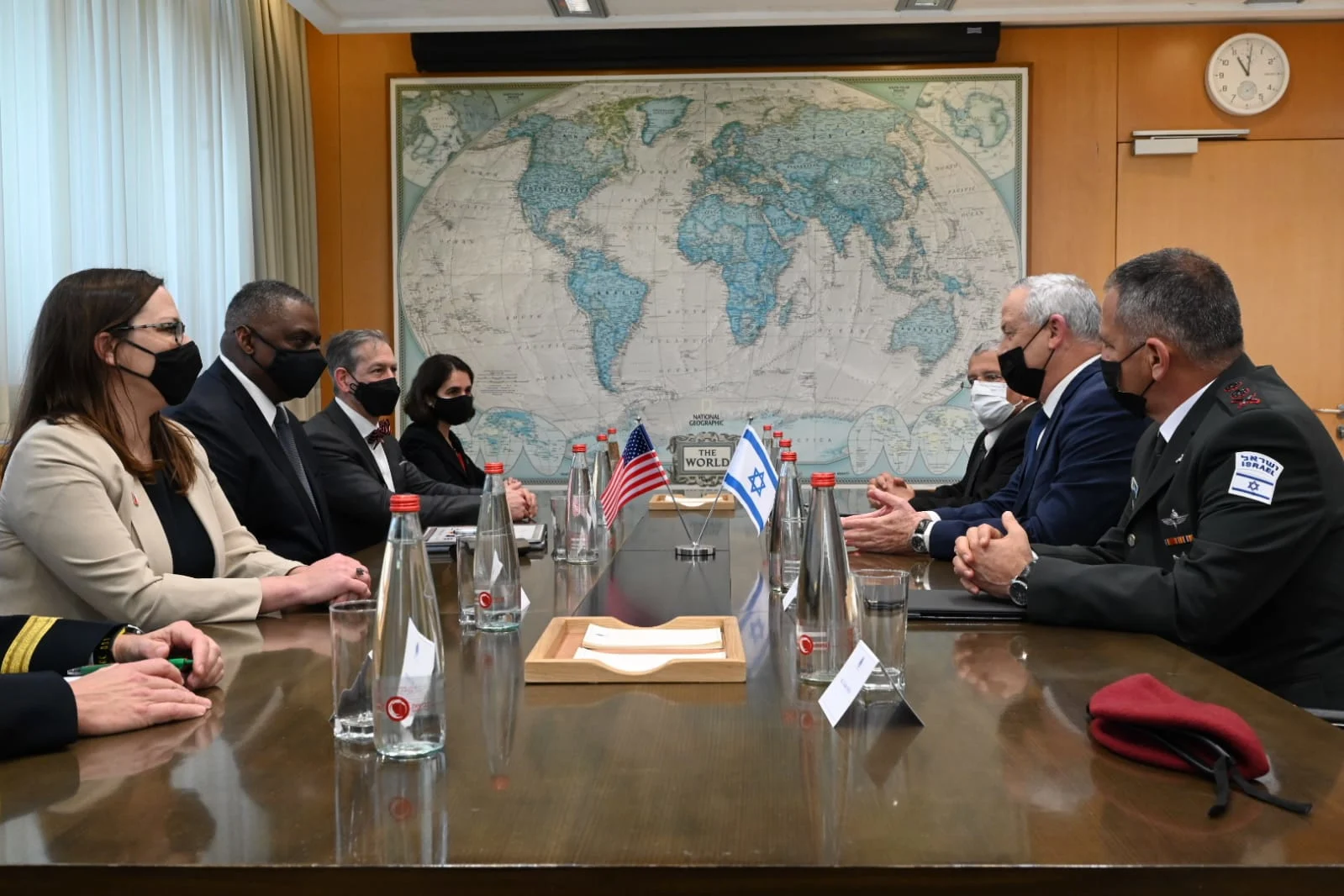 מפגש בין שר הביטחון גנץ ועמיתו האמריקני אוסטין יחד עם הצוותים המקצועיים