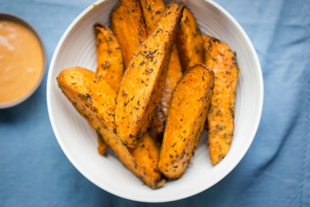 Sweet,potato,wedges,with,chipotle,chilli,mayo