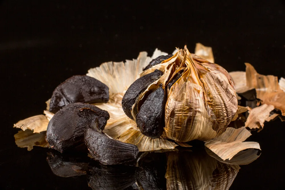 Black,garlic,in,black,bakground