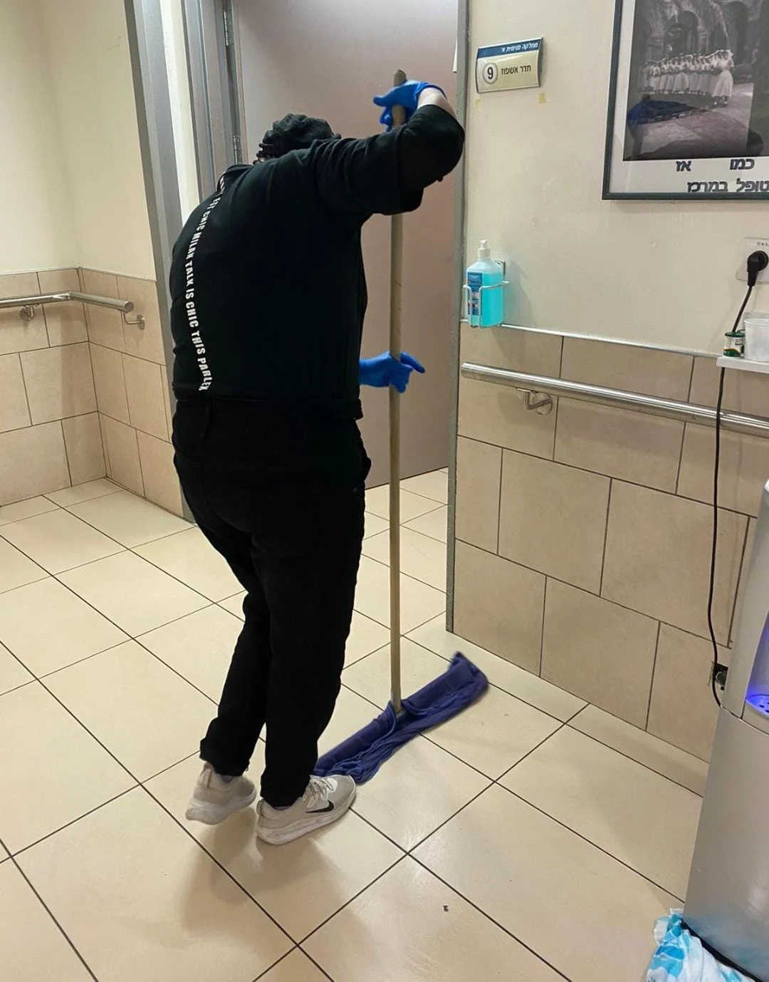 בת משפחה של מטופל ברמב''ם נאלצה לנקות את חדרו