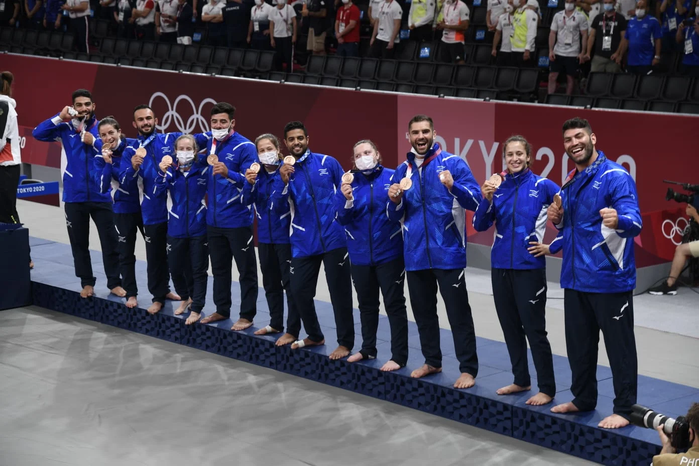 נבחרת הג'ודו הישראלית בעת קבלת המדליות