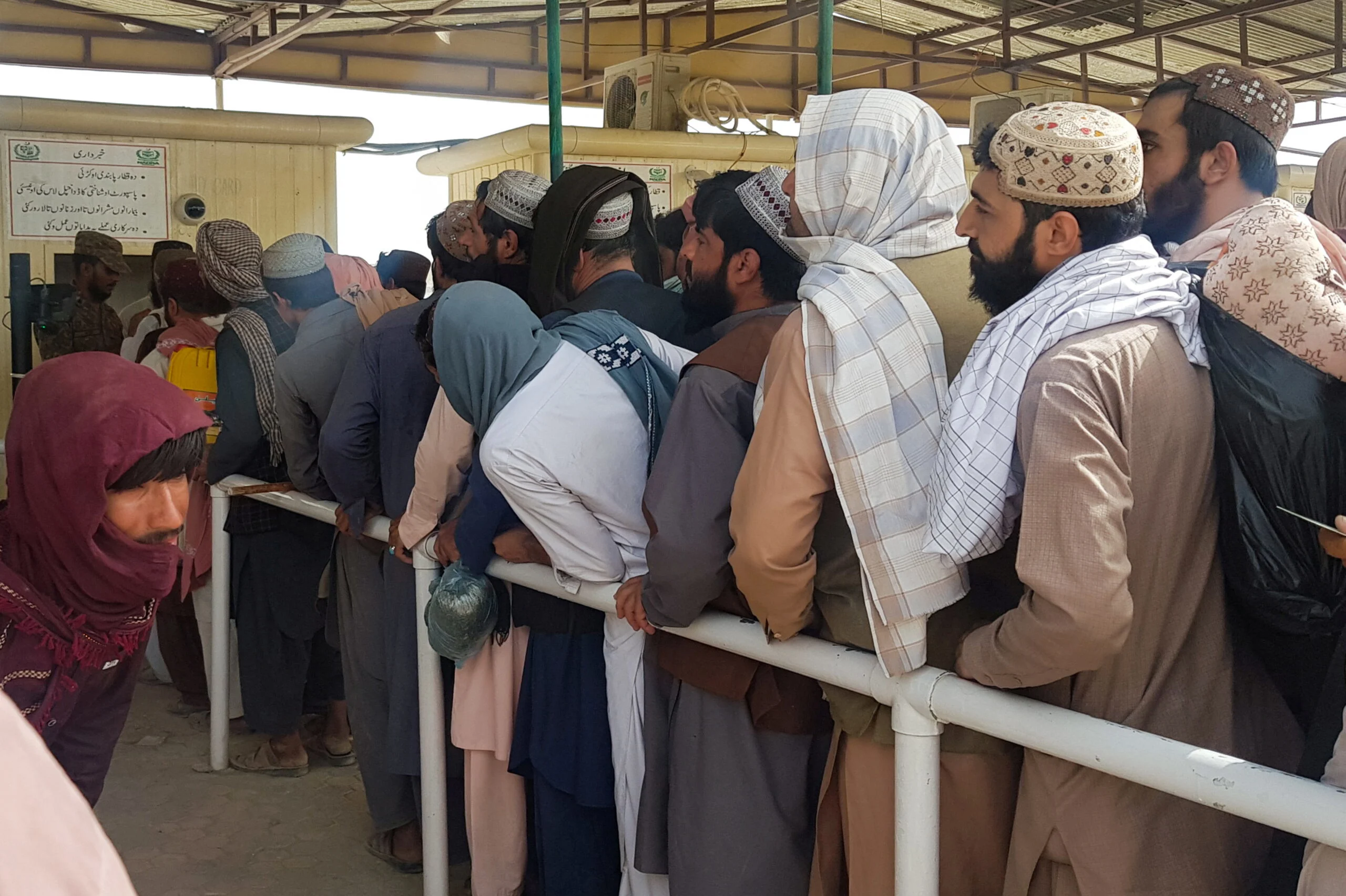 אפגנים אפגניסטן בורחים בריחה גבול פקיסטן טליבאן