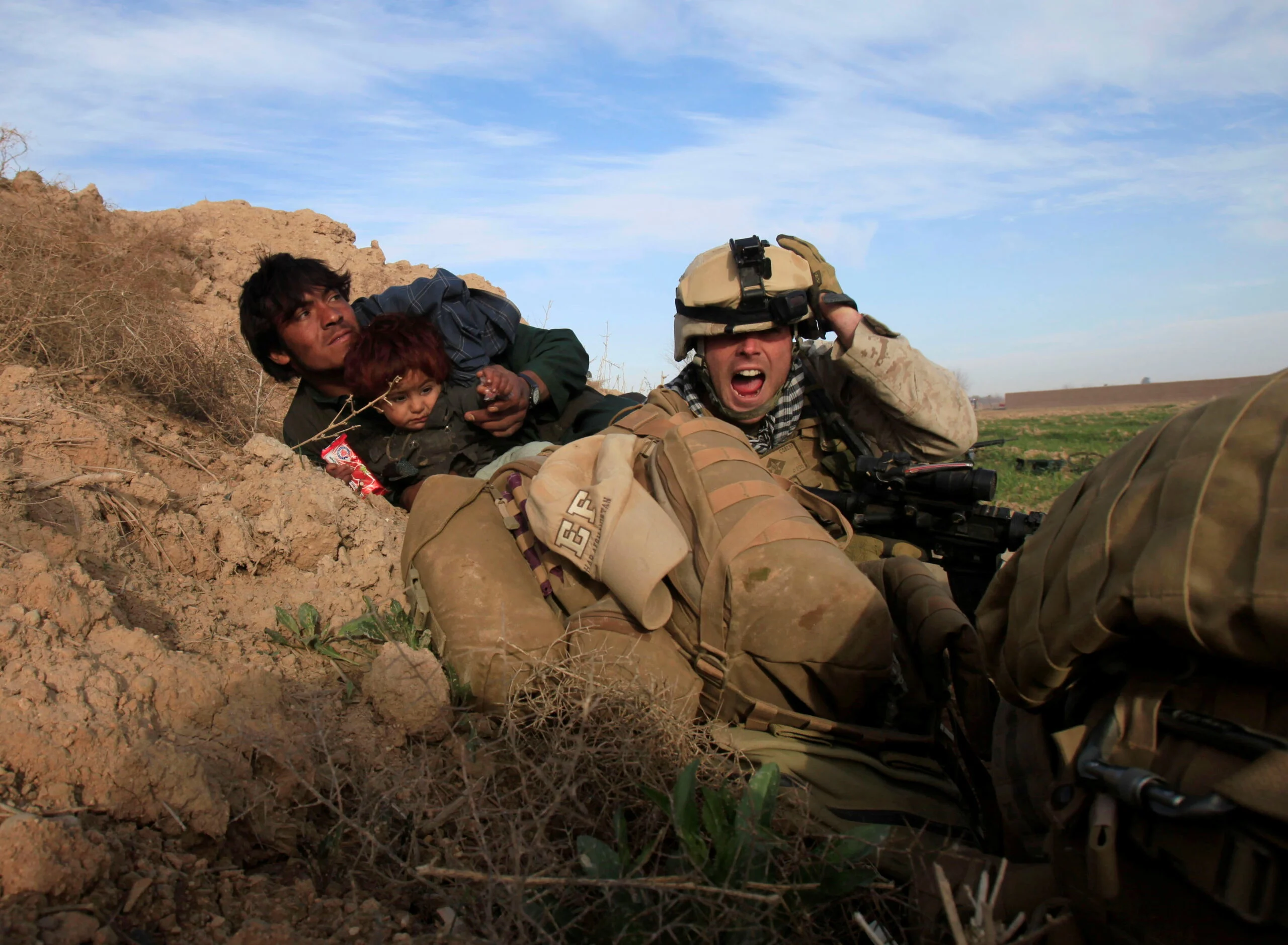 חייל אמריקני מגן על אפגנים אפגניסטן טליבאן